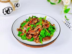 盛出装盘，点缀几段红辣椒。