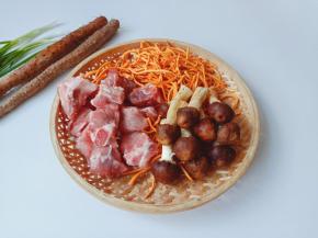 挑选新鲜的虫草花与球盖菇一起炖汤，汤汁鲜美！