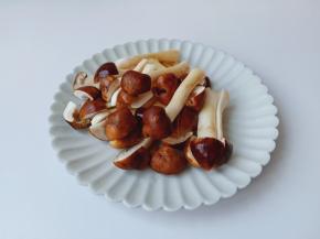 球盖菇剪去蒂，轻轻洗去泥巴再对半切开备用。