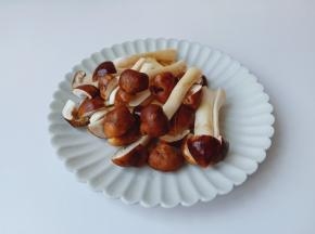 球盖菇剪去蒂，轻轻洗去泥巴再对半切开备用。