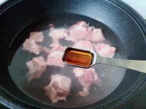 排骨冷水下锅，加点料酒与生姜片去腥。