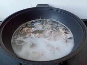 开大火焯水2分钟捞出洗去排骨表面的沫子。