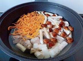 清洗好的排骨、山药、球盖菇、虫草花一起冷水下锅。