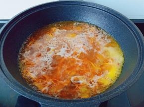 炖好的汤汁金灿灿的，太诱惑味蕾了！