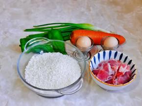 准备食材，我用的是牛肉片，里脊肉也可以。