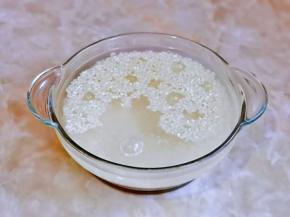 首先将大米淘洗干净，