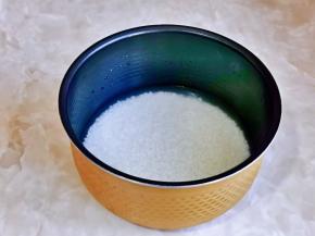 再倒入电饭煲中煮饭。