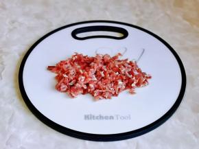 利用这时间，准备其它食材，牛肉洗干净挤出血水，再切丁。