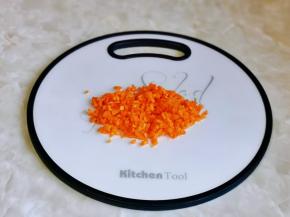 胡萝卜去皮切碎。