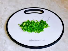 青椒洗净去皮去籽再切小丁。