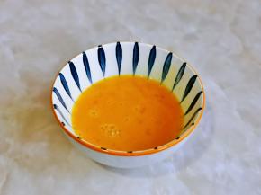 鸡蛋磕碗里，按个人口味加入盐，用筷子打散。