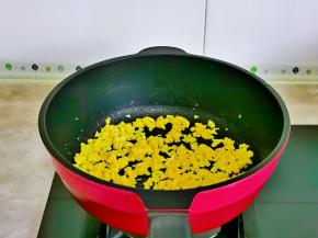 起油锅，倒入蛋液，立即用筷子不停搅拌，煎至蛋液凝固盛出备用。

