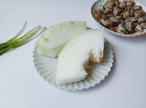 准备冬瓜500克、花蛤300克，葱与姜少许。