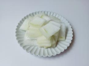 把冬瓜去皮去瓤，然后切成片状。