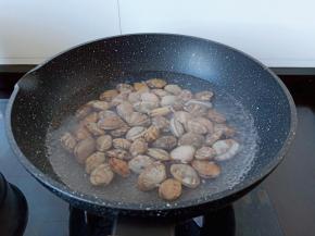 锅里水开下花蛤煮，加一勺料酒去腥【把花蛤放入盐水，加一点食用油与葱段静养一个小时，让其吐沙】