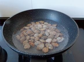 锅里水开下花蛤煮，加一勺料酒去腥【把花蛤放入盐水，加一点食用油与葱段静养一个小时，让其吐沙】
