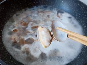 煮到花蛤都张开为止就可以捞出花蛤，汤汁也一起盛出来待会烧汤用。