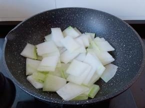 热锅热油下冬瓜翻炒片刻。
