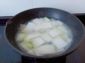 翻炒好的冬瓜加入花蛤原汤煮开。