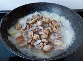 待冬瓜熟透时加入花蛤一起煮一分钟。