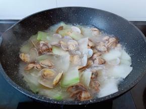 将调味料翻拌均匀即可关火，撒点葱花提香。