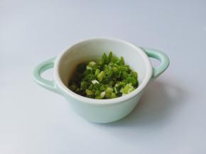 香菜洗净切成小丁。