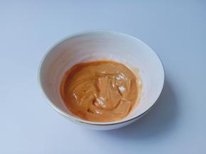 芝麻酱加上芝麻油拌开来。