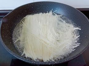 锅里水开下入挂面，开大火煮，筷子不停地搅拌面条，防止连在一起。