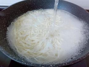 煮面期间煮开后可以加一次清水。