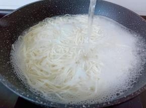 煮面期间煮开后可以加一次清水。