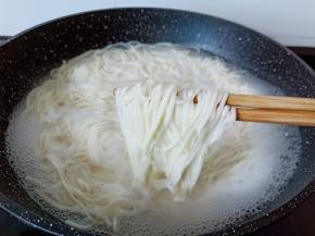 挂面易熟，加一次清水再次煮开基本上就熟透了，可以关火盛盘了。