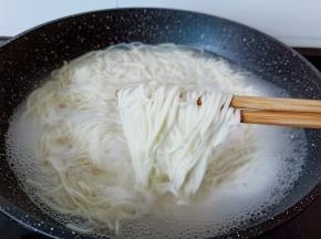 挂面易熟，加一次清水再次煮开基本上就熟透了，可以关火盛盘了。