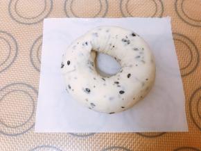 做好的贝果生坯摆在油纸上