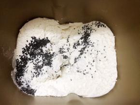 面包机里放入主料里的所有材料，面包机启动揉面30分钟