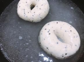 锅里加入清水和食用碱煮开后转小火，把贝果放进去两面各煮30秒