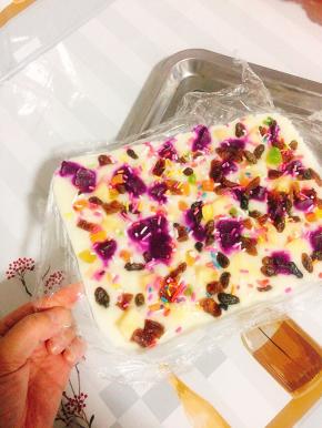 冷冻好了取出来，捏住保鲜膜很轻松的就脱模啦！