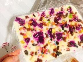 冷冻好了取出来，捏住保鲜膜很轻松的就脱模啦！