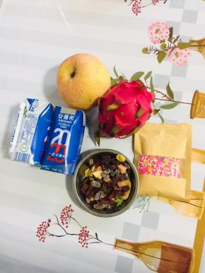 准备好所需的材料：
酸奶2瓶（我用的是安慕希酸奶，你可以用自制的酸奶，也可以用自己喜欢的牌子的酸奶！）果脯适量，苹果半个，红心火龙果半个，彩虹糖适量！