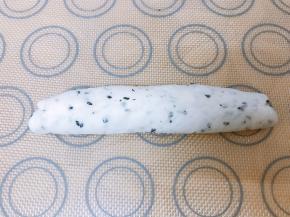 再把上下往中间折起来捏紧捏实