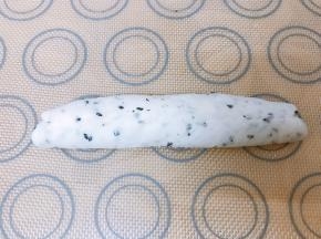 再把上下往中间折起来捏紧捏实