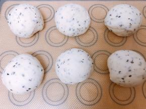 平均分成6份后排气滚圆，醒10分钟