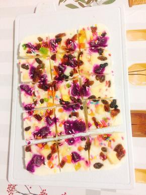 去掉保鲜膜，切成小块即可食用啦！冰凉沁爽好好吃哦！