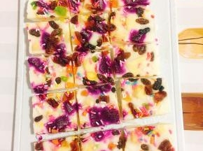 去掉保鲜膜，切成小块即可食用啦！冰凉沁爽好好吃哦！