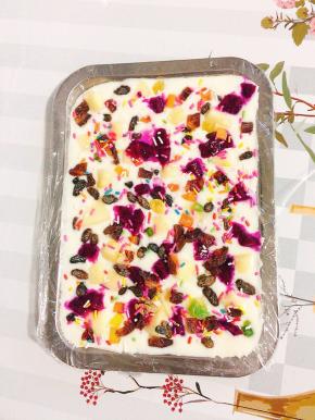 放入自己喜欢的果脯，水果丁，彩虹糖，放进冰箱冷冻一晚上！