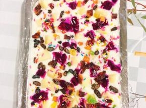 放入自己喜欢的果脯，水果丁，彩虹糖，放进冰箱冷冻一晚上！