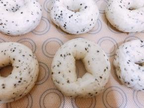 煮好的贝果摆在硅胶垫上，放入预热好的烤箱中层200度烤20分钟