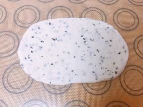 取一份面团擀成长方形