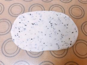 取一份面团擀成长方形