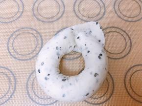 首尾相连把一边包好捏紧