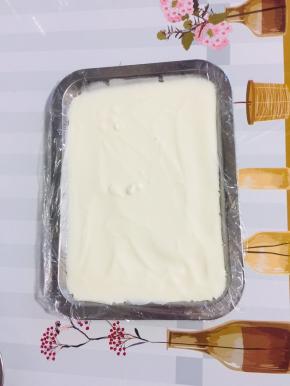 把酸奶倒进平盘里，再把平盘震几下，让酸奶平铺在盘中！